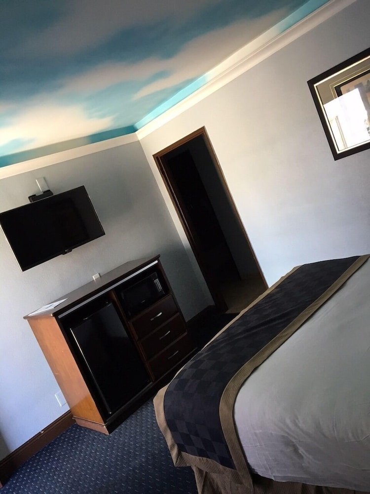 Hollywood Palms Inns & Suites 28/56