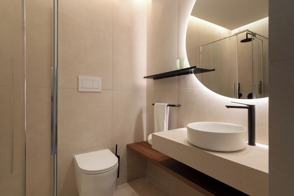 غرفة سوبيريور بإطلالة على البحر بشرفة مفردة بسرير مزدوج، Hotel Delfino Taranto 5/5