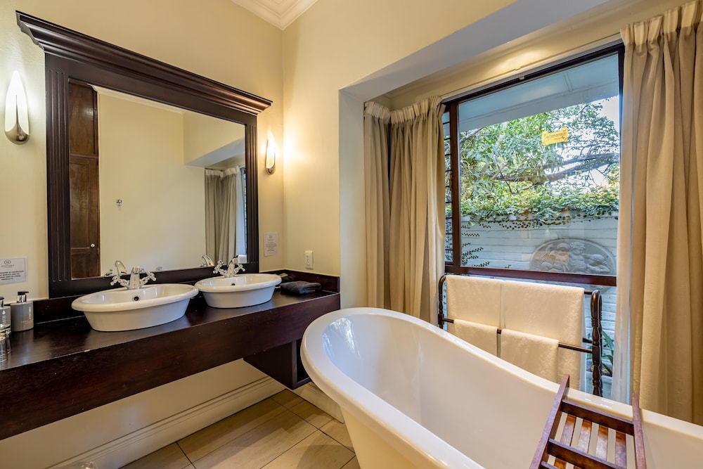 Sheppard Boutique Guesthouse 48/50