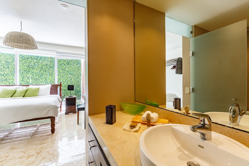 Magia Beachside Condo 46/47