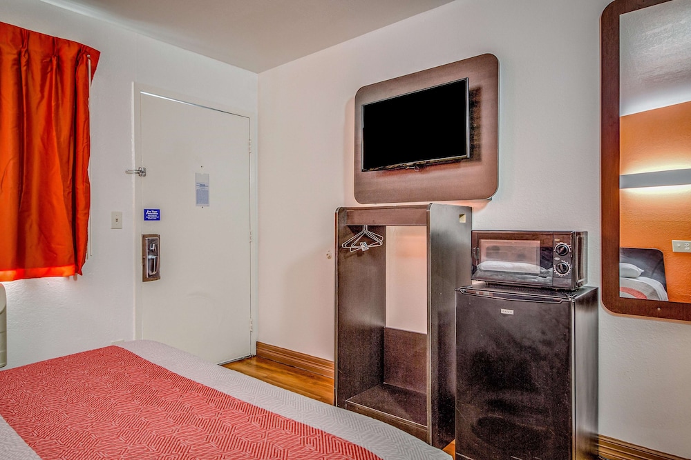 Motel6 Conroe, TX 37/63