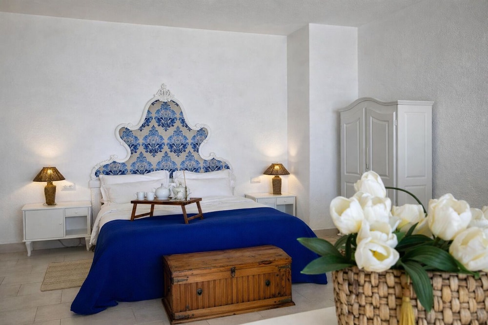 Suite, 1 Double and 3 Single Beds, Sea View, Patio، Villa Neptunus Ischia(Formerly Villa Pitti) 1/5