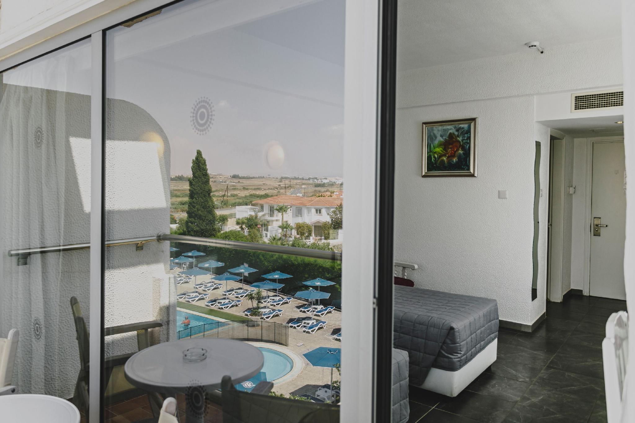 Superior, 2 Double Beds, Pool View