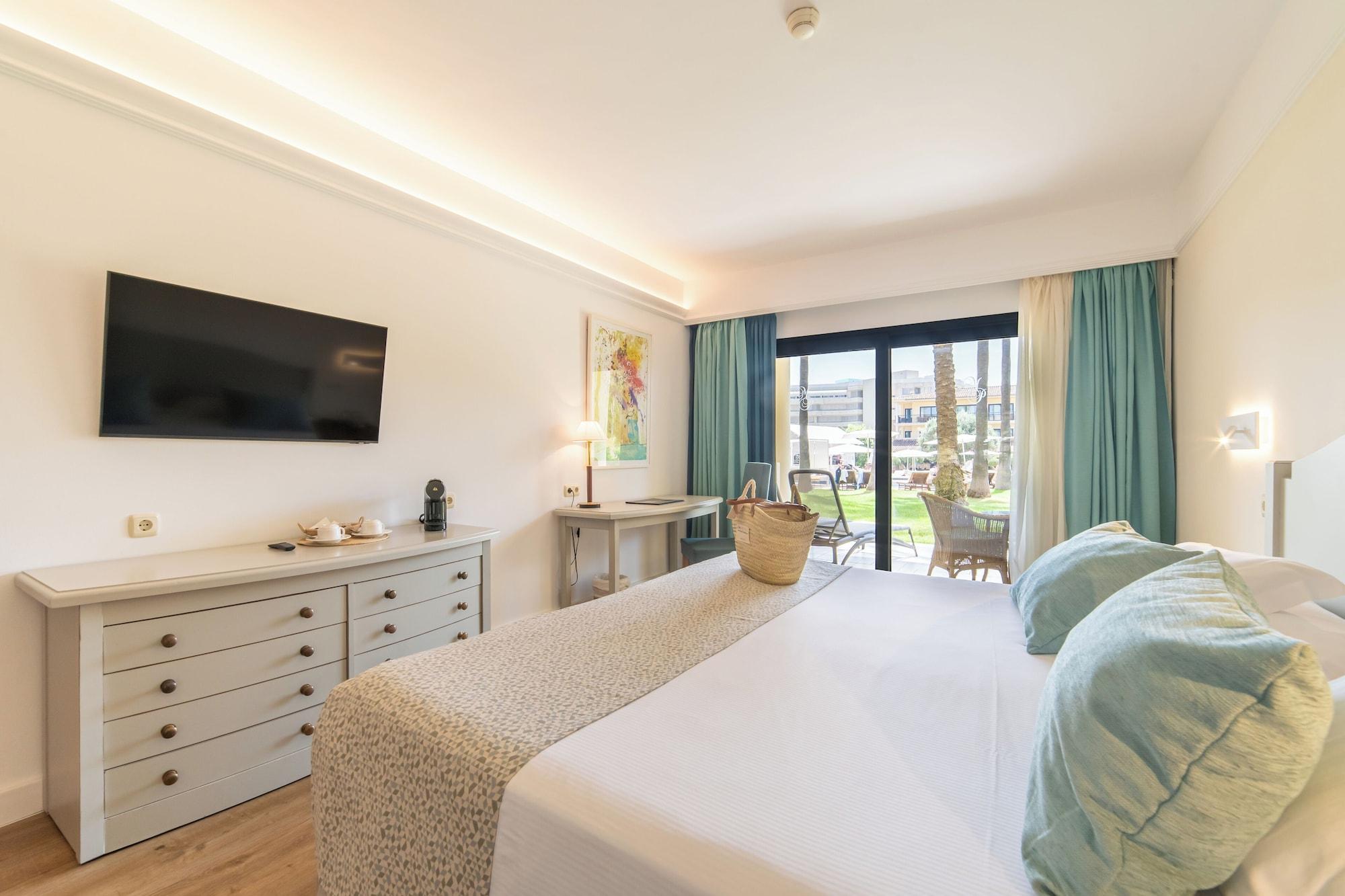 غرفة بريميوم بسرير مزدوج بإطلالة على المسبح بشرفة، Cm Mallorca Palace - Adults Only 2/4