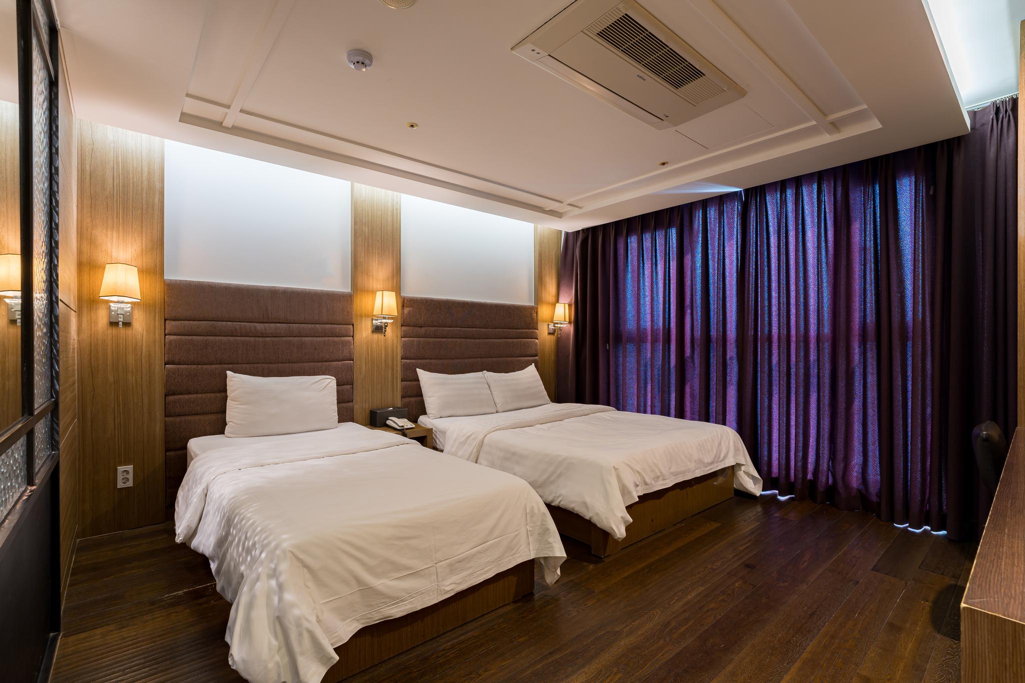 غرفة قياسية بسريرين منفصلين وسرير مزدوج وسرير فردي، Brown Dot Hotel Incheon Songdo 4/4