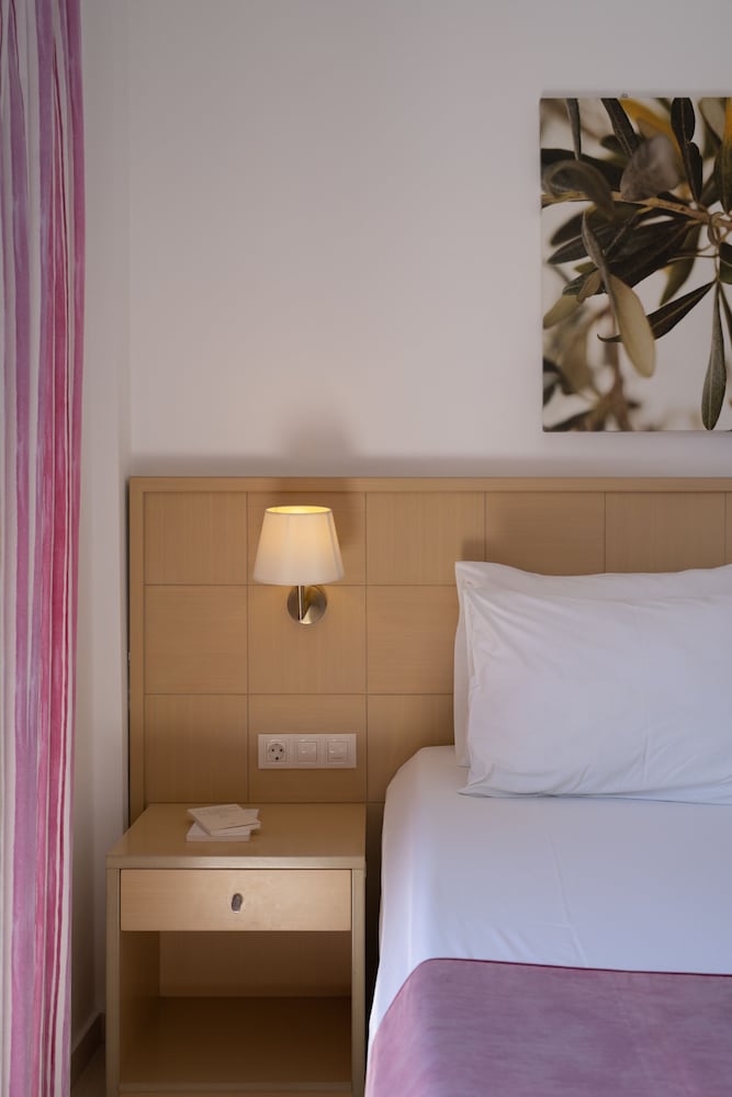 Sunshine Hotel 8/50