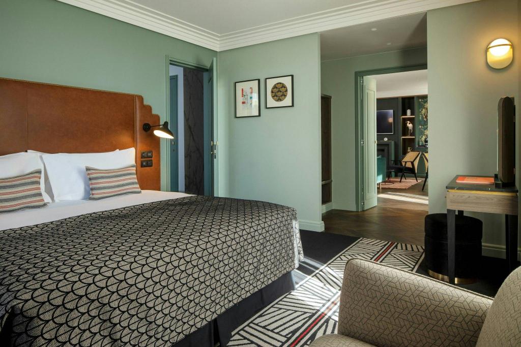 1 Bedroom, Signature, Suite, King Bed, Cathedral View, Sofa, Balcony