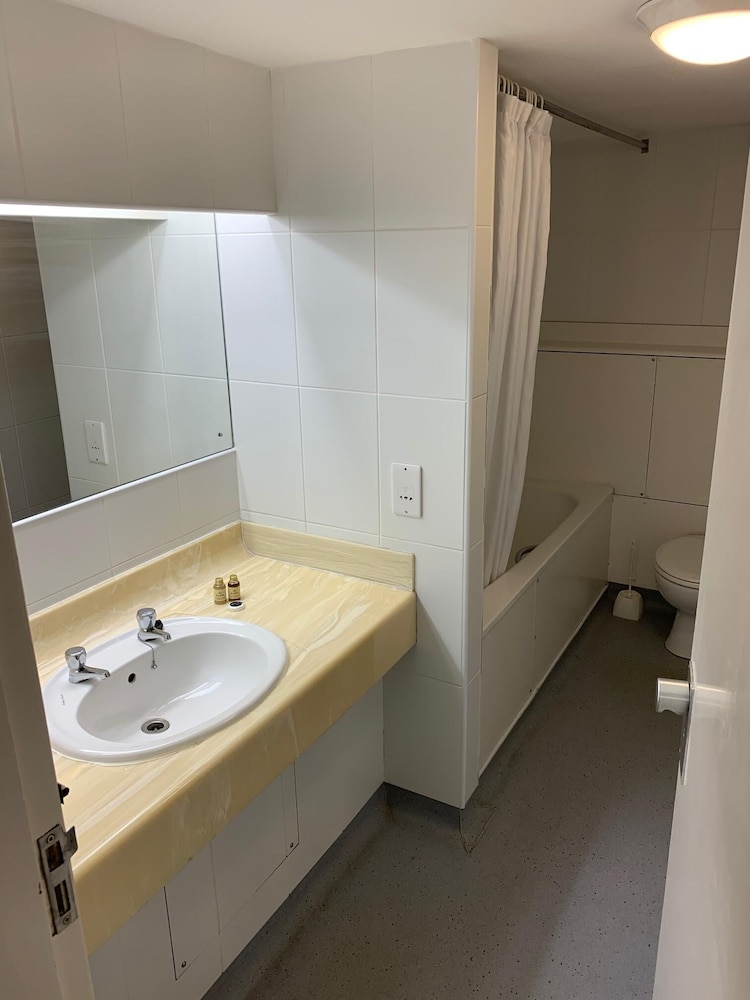Yelf's Hotel 24/25