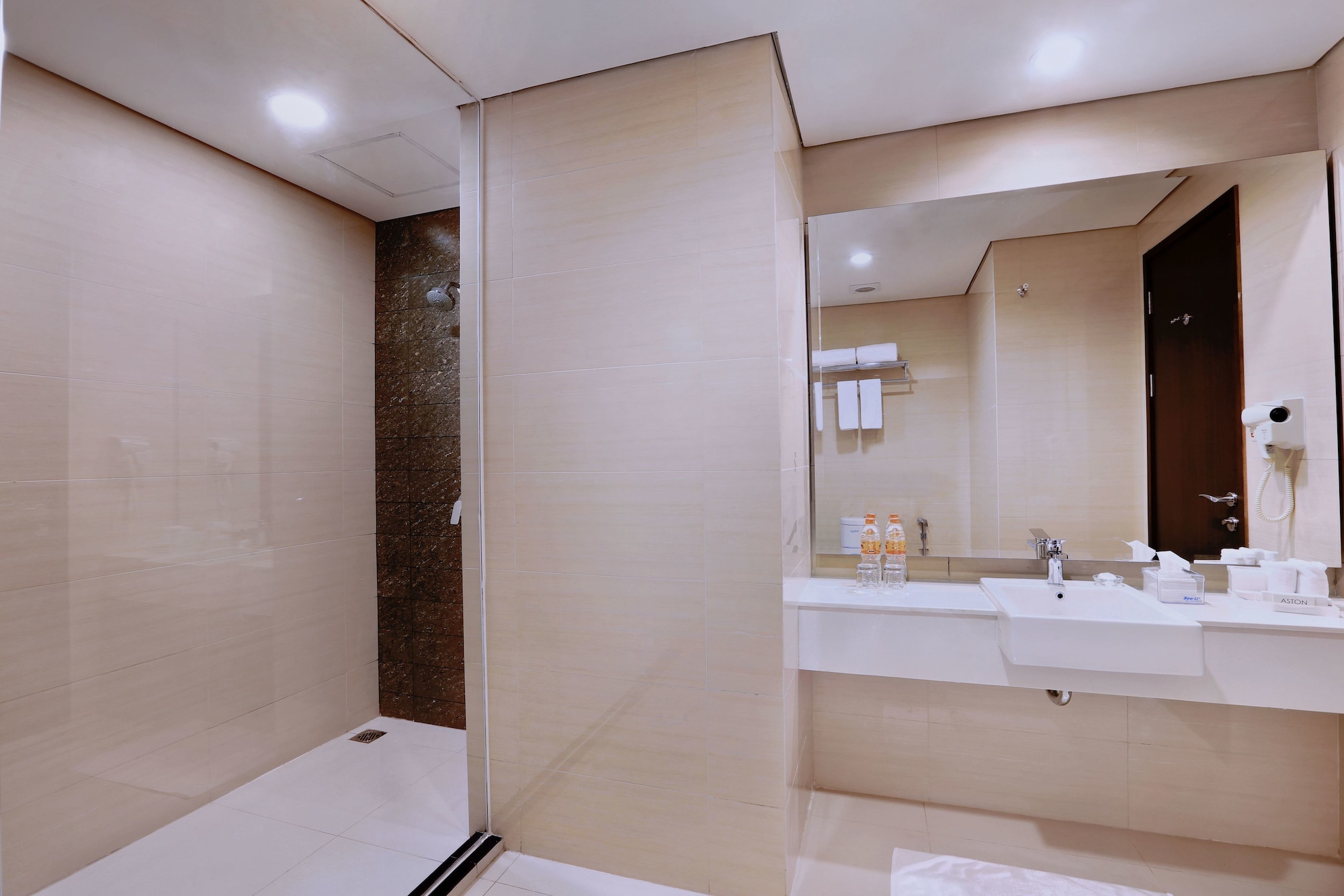 غرفة عائلية بأربعة أسرّة، Aston Imperial Bekasi Hotel & Conference Center 3/3
