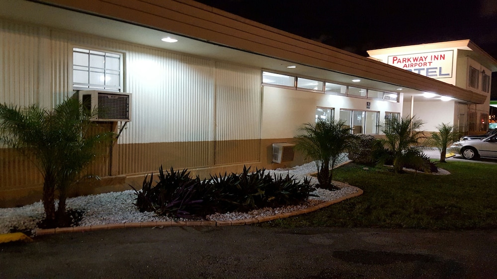Parkway Inn Airport Motel 7/56