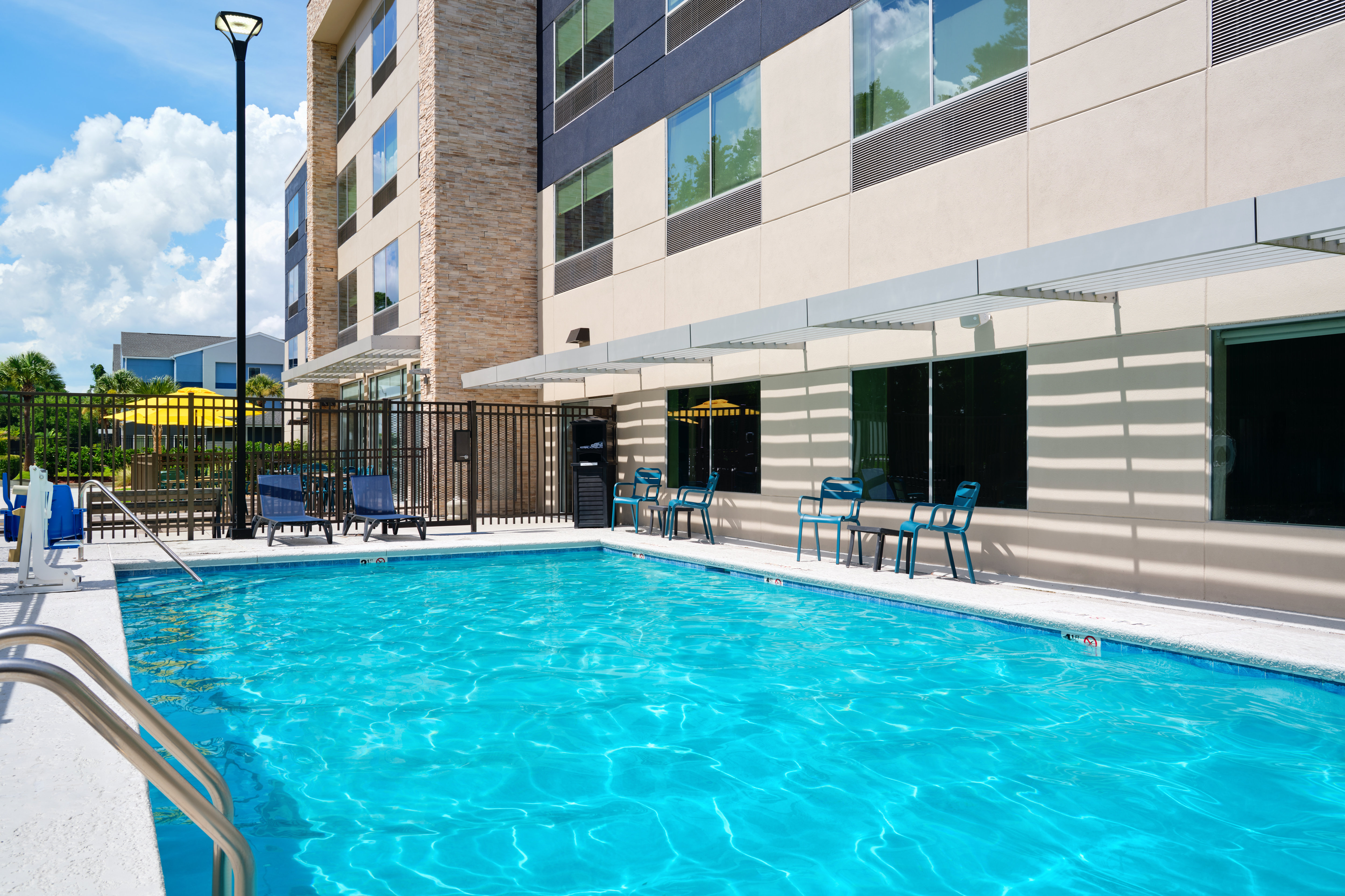 Holiday Inn Express and Suites Brunswick 4/48