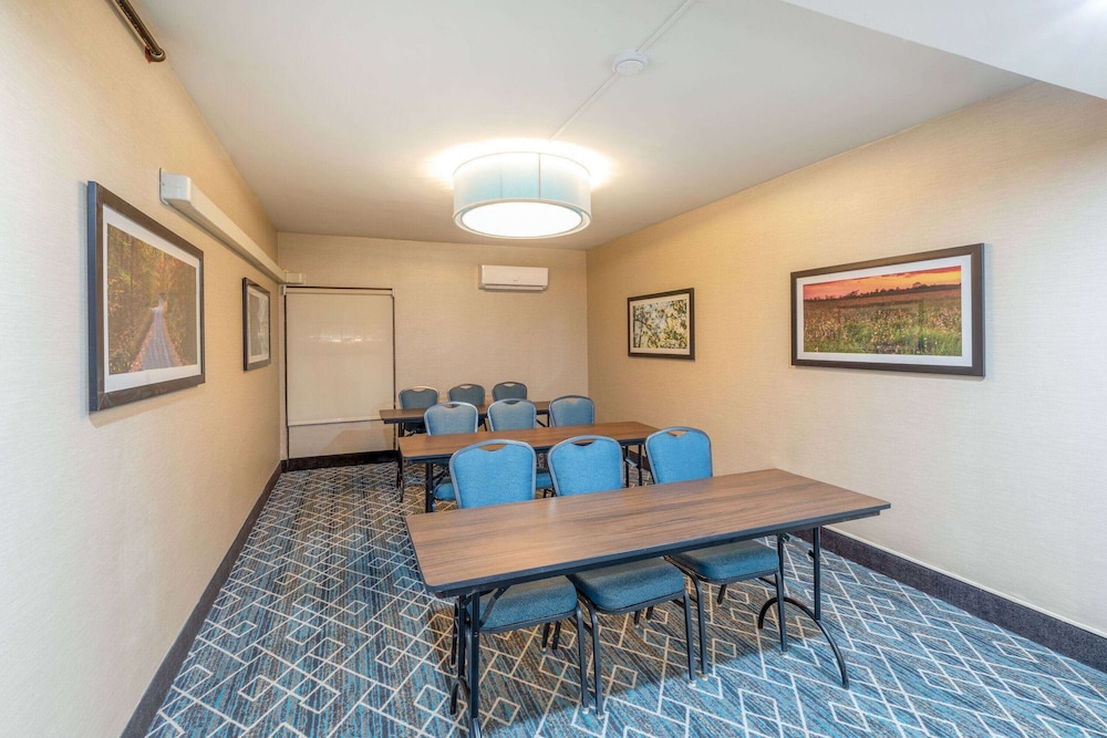 La Quinta Inn and Suites by Wyndham Jonesboro 20/26