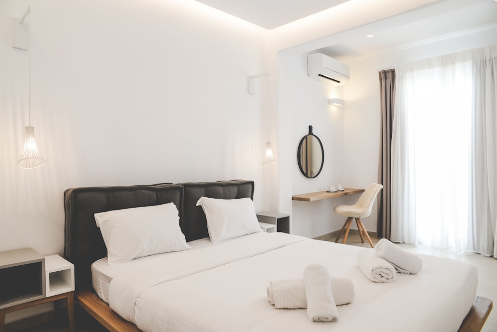 Super Paradise Hotel 24/65