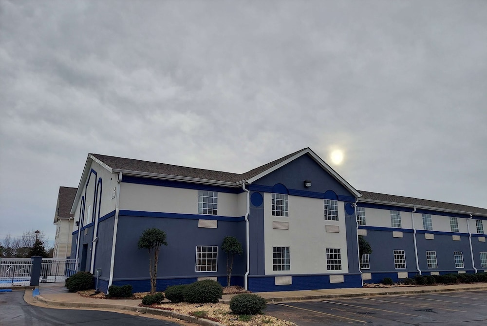 Days Inn & Suites by Wyndham Huntsville 3/19