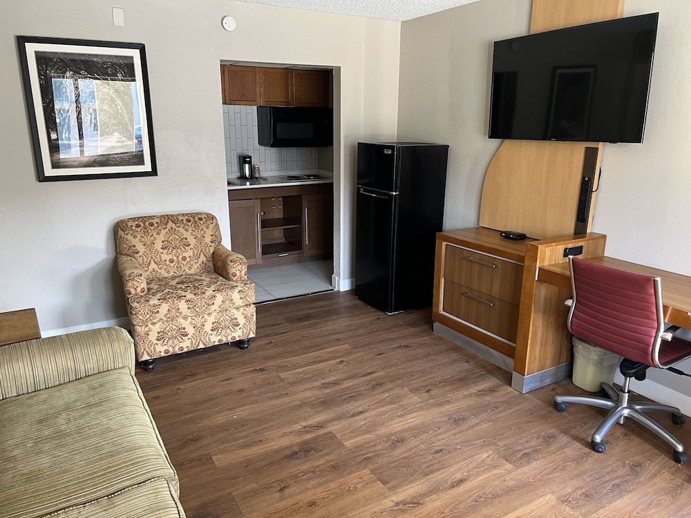 Baymont by Wyndham Odessa Highway 80 26/38