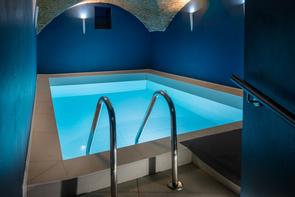 Hotel Number Nine 33/60