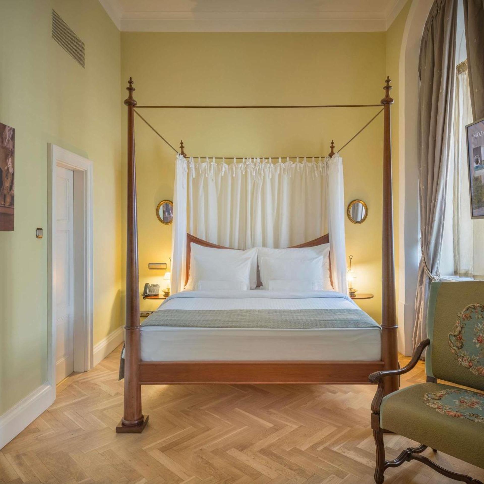 Mozart, Suite, King Bed, Courtyard View