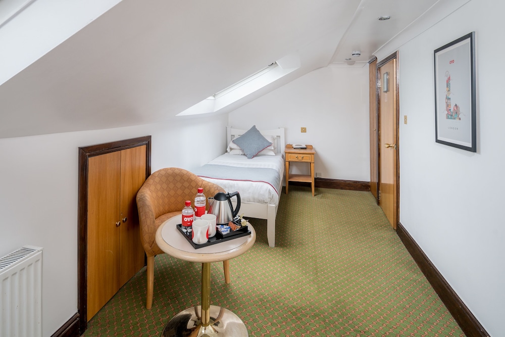 Abbey Hotel, London Shepherds Bush Market 16/36