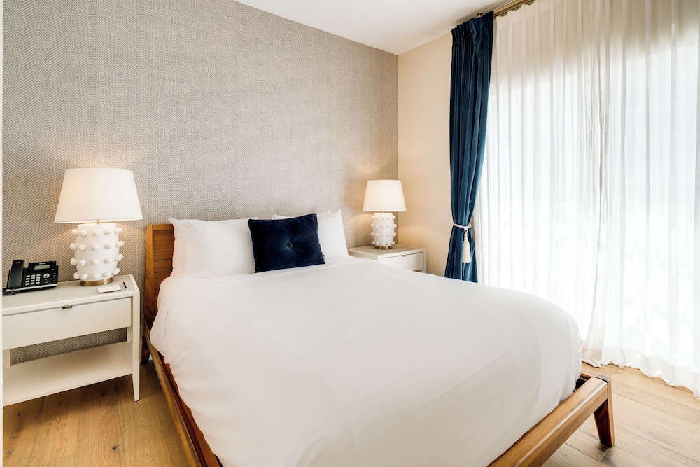 جناح بسرير كوين، The Savoy Hotel & Beach Club 2/6