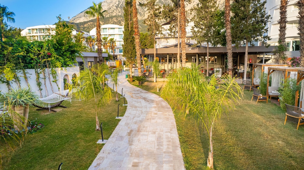 Rose Garden Premium Hotel 47/49
