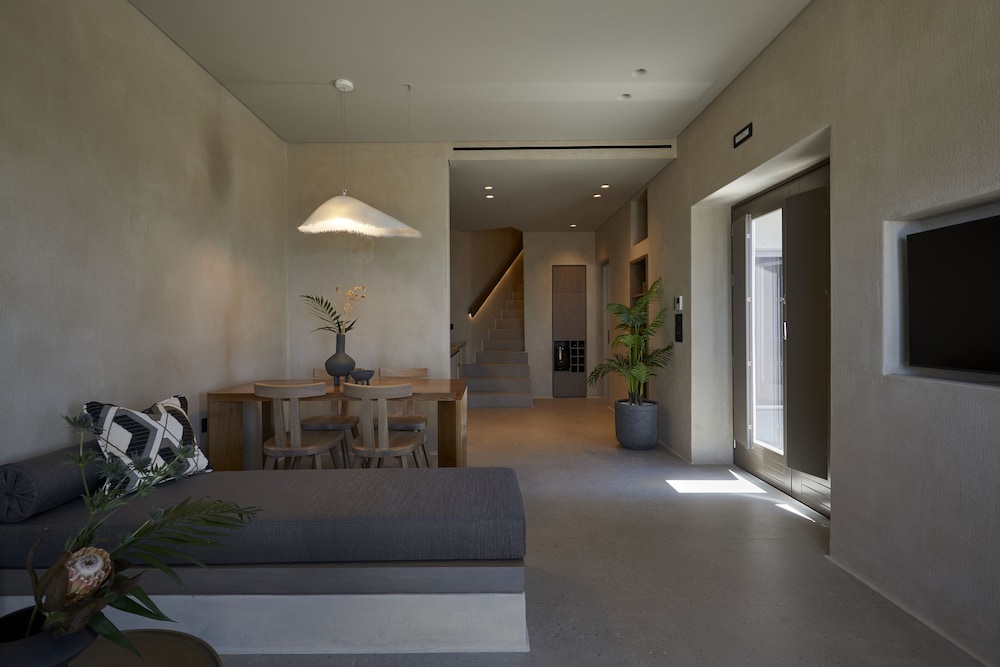 Halcyon Days Suites 27/50