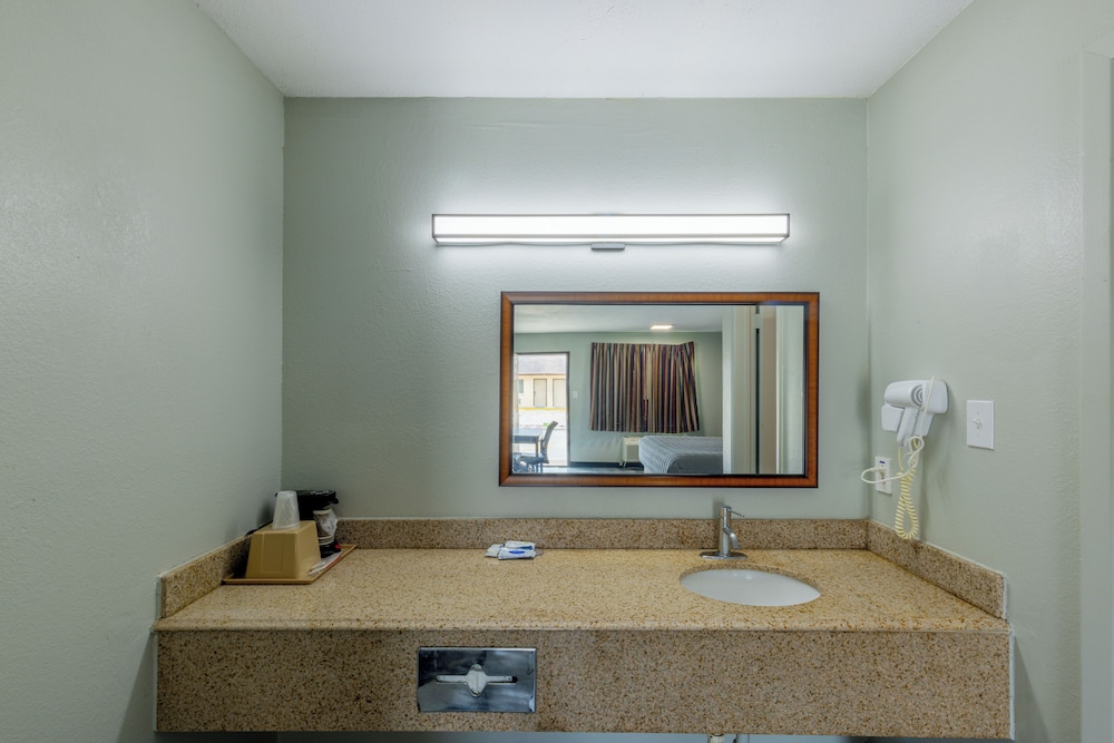 Freer Executive Inn and Studios by OYO 42/44