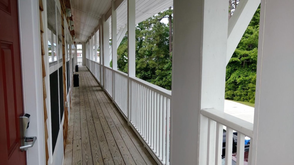 Topsail Shores Inn 4/67