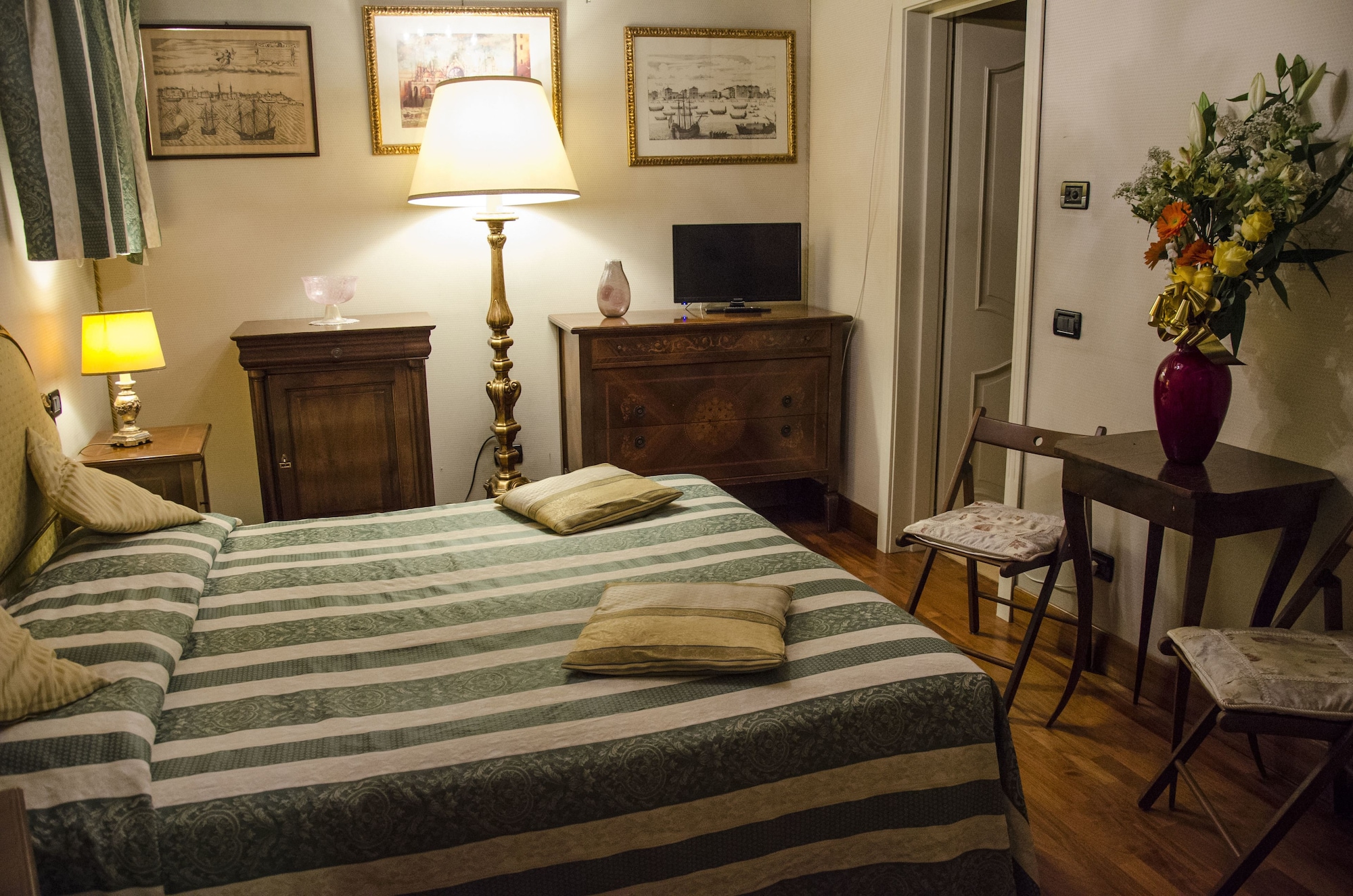 Standard, Queen Bed, Ca Valeri 4/9