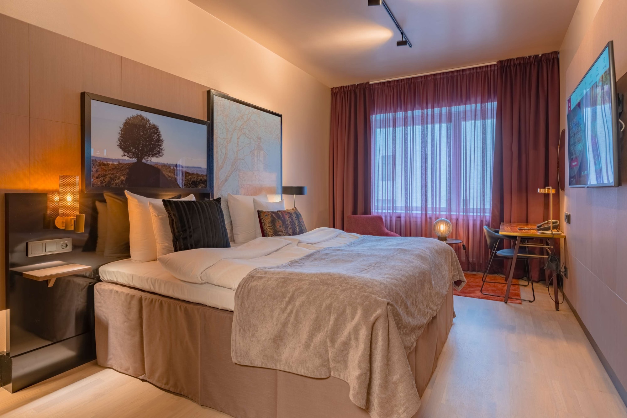 STANDARD, KING BED, YRJÖNKATU BUILDING