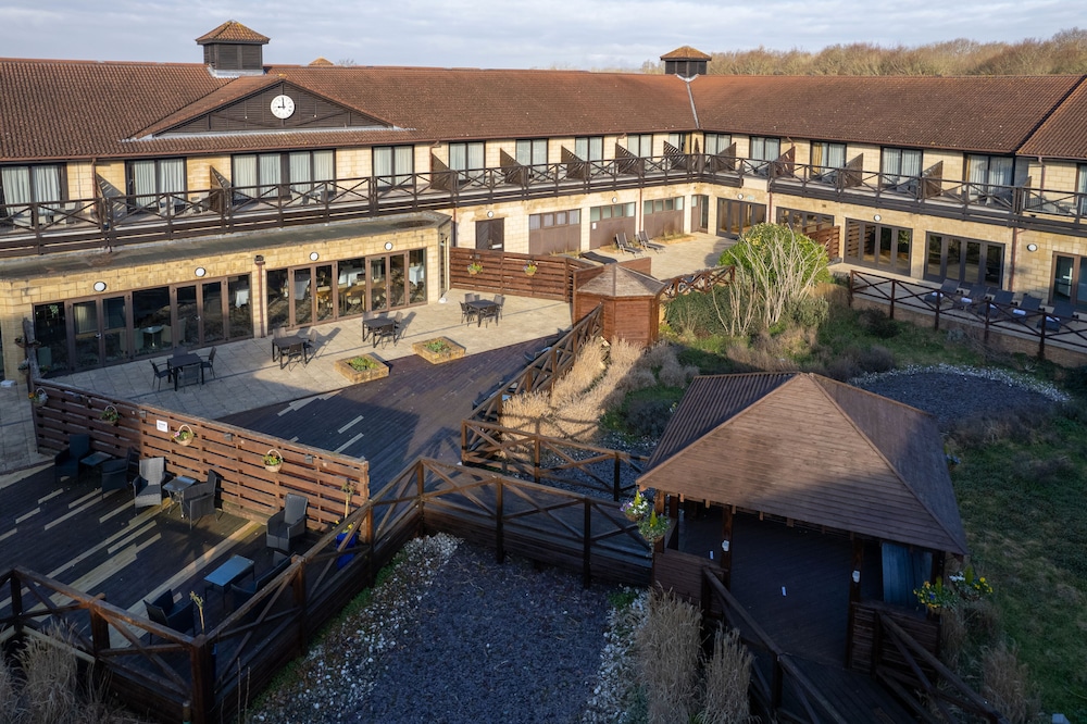 Hampshire Court Hotel & Spa in BASINGSTOKE