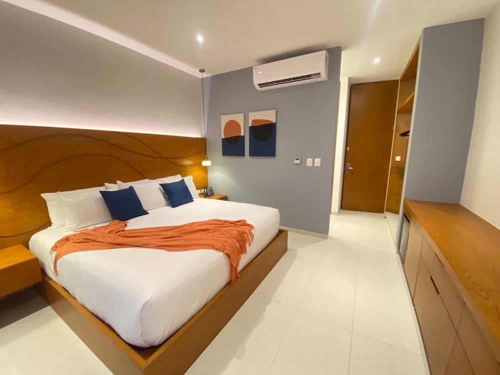 STANDARD, KING BED, PARTIAL OCEAN VIEW