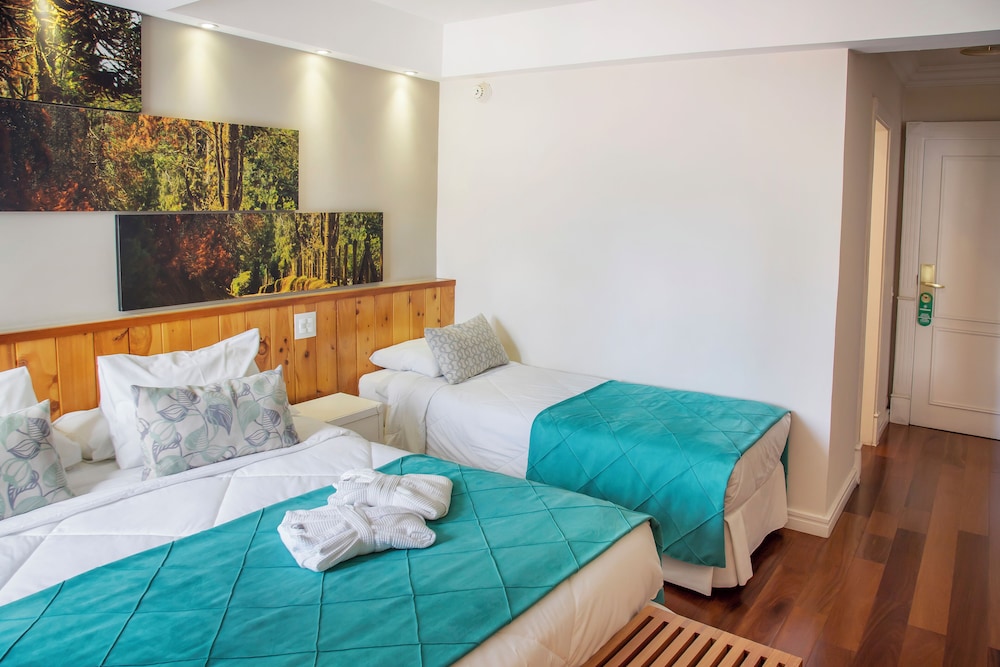 Luxury, 1 Queen and 1 Single Bed, Hotel Serra da Estrela 3/7