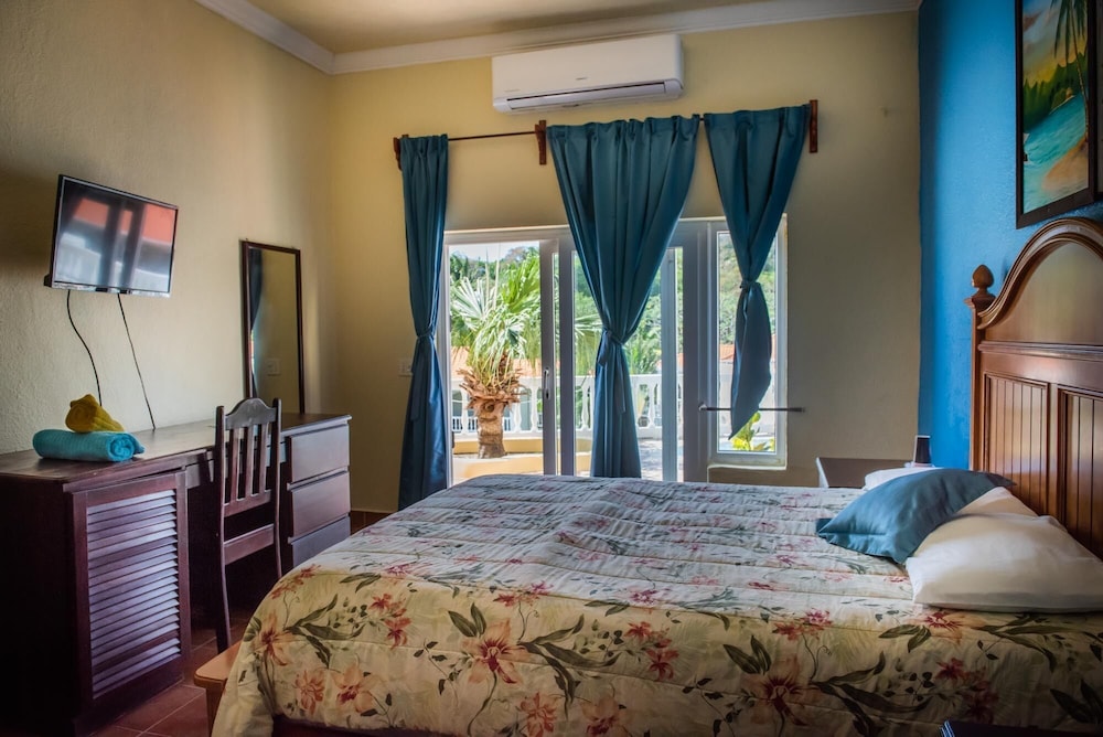 West End Divers Resort 5/28