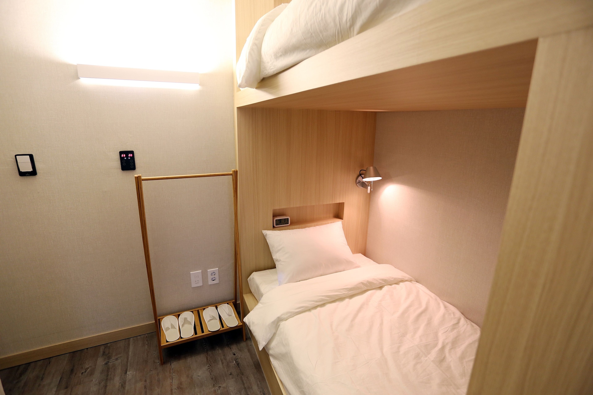 DUPLEX, TWIN BEDS