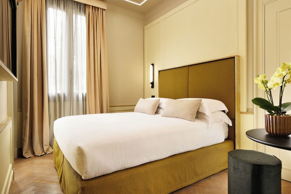 Smart, Queen Bed, Floren Luxury Hotel 2/3