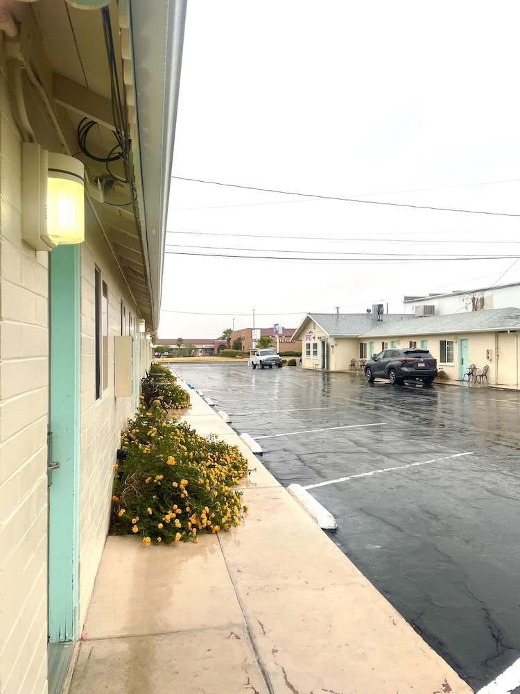 Howard Johnson by Wyndham Ridgecrest, CA 54/63