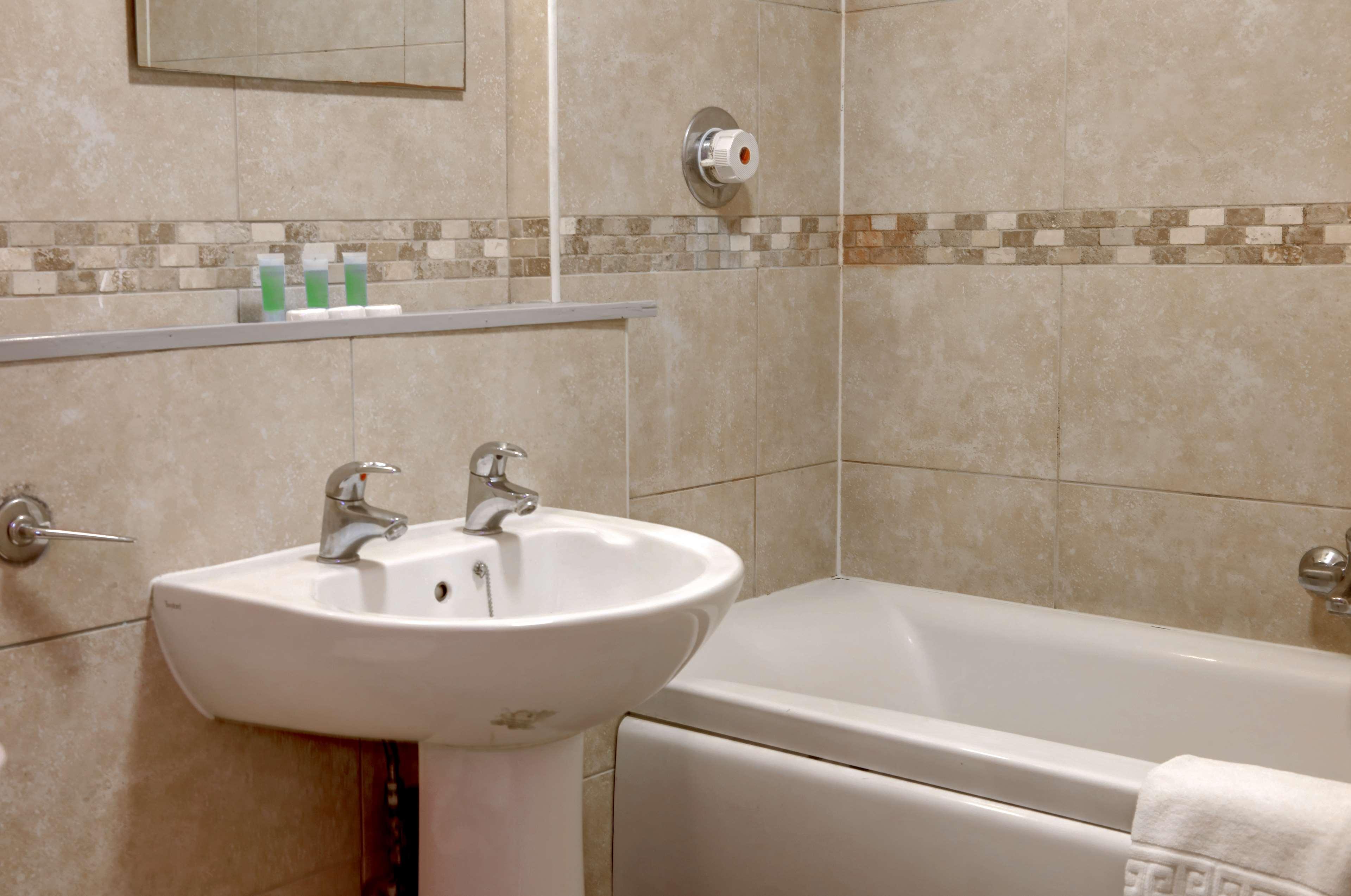 غرفة قياسية ثلاثية، Sure Hotel By Best Western Reading 2/2