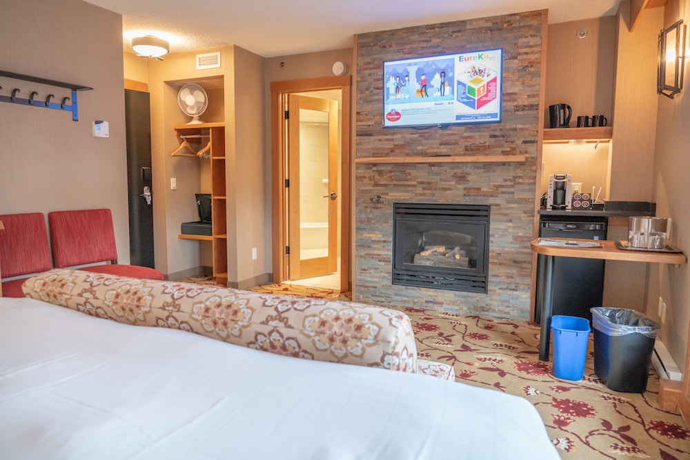 SUITE, KING BED, MOUNTAIN VIEW