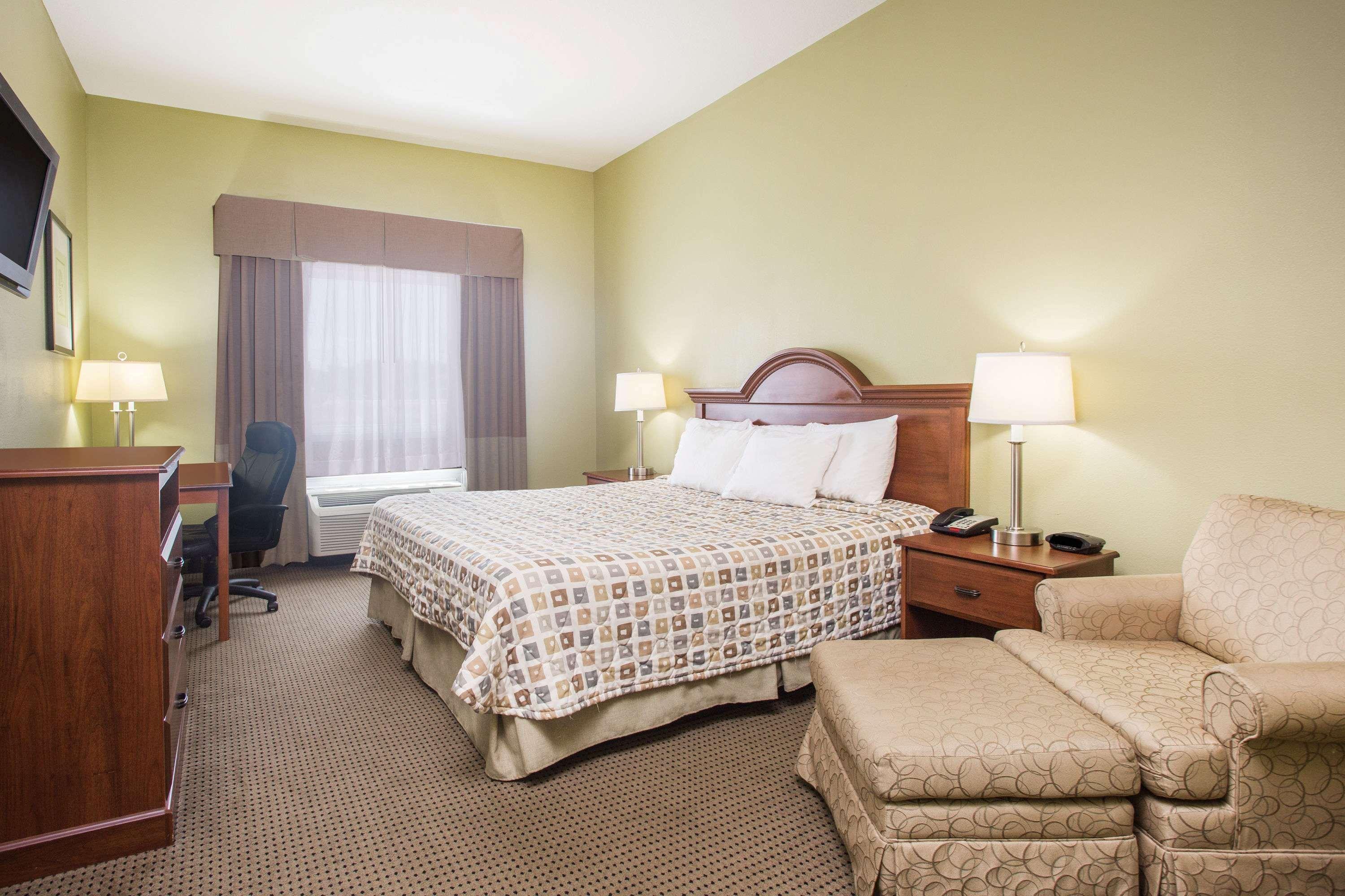 Days Inn & Suites by Wyndham Swainsboro 14/21
