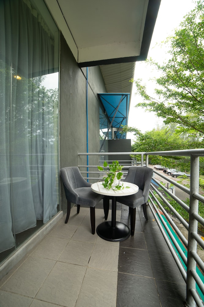 WaterFront Boutique Hotel 12/18