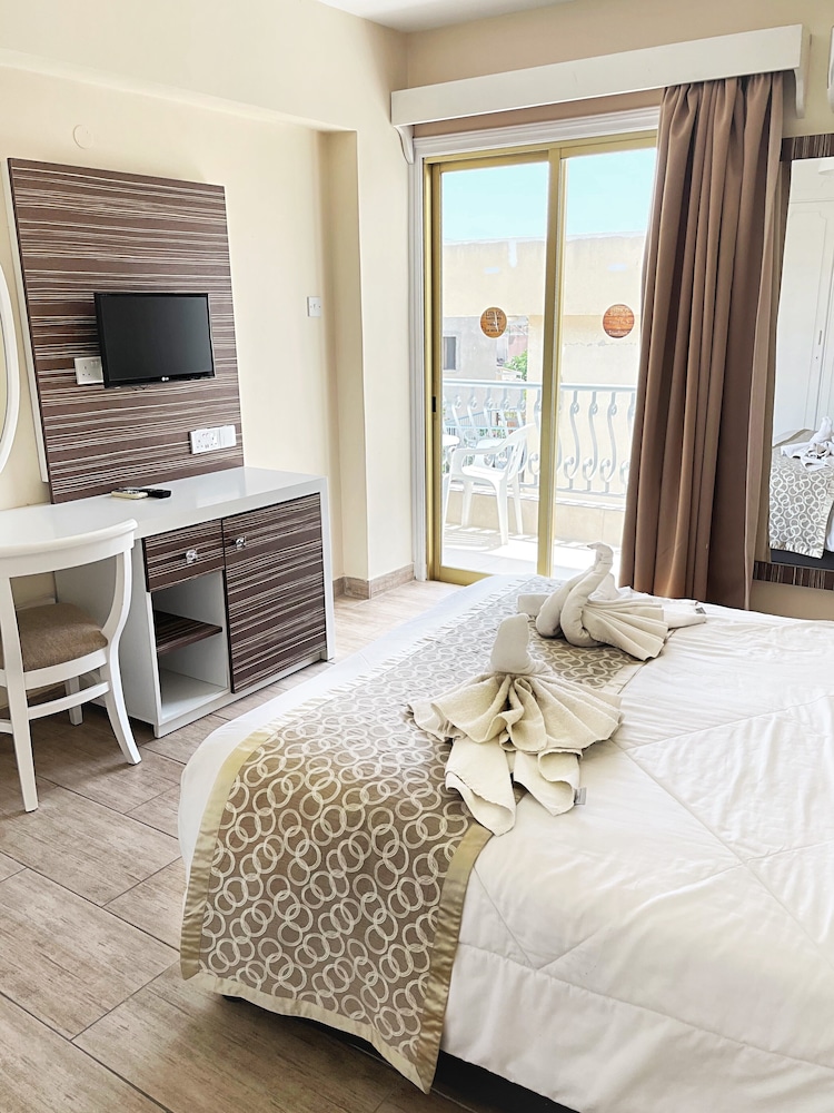 Antonis G Hotel Apartments 12/50