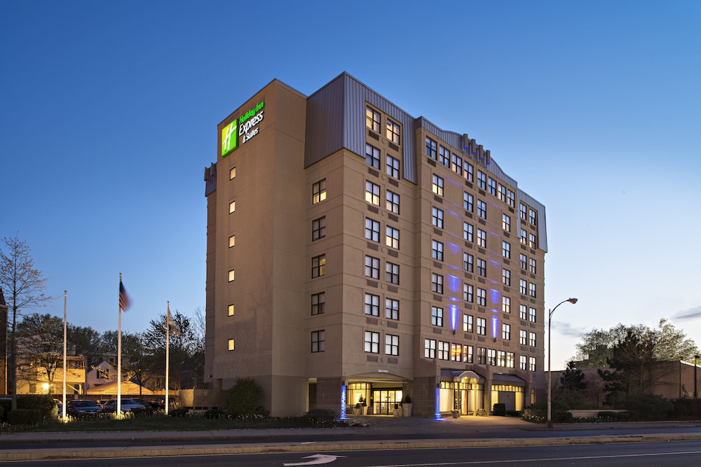 Holiday Inn Express & Suites Boston - Cambridge 1/47