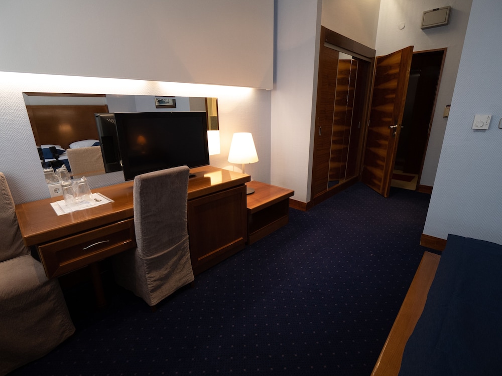 Astra Hotel 40/50