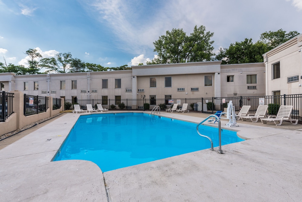 Quality Inn & Suites Cincinnati Uptown Norwood photo4