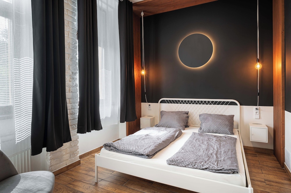 STANDARD, QUEEN BED
