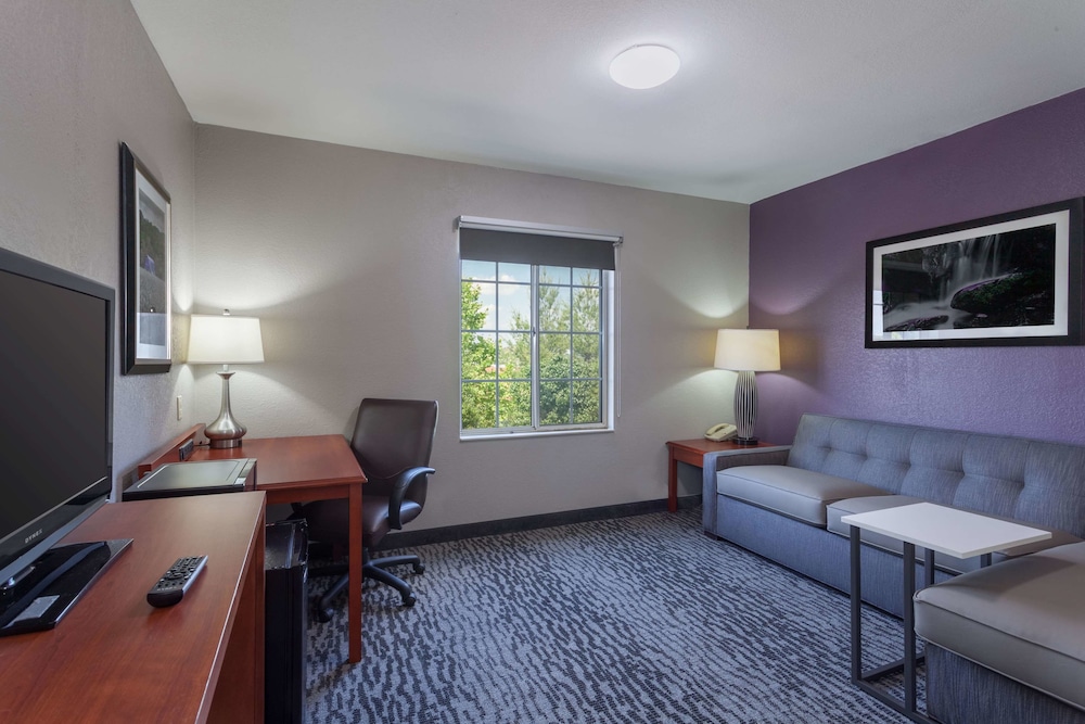 La Quinta Inn & Suites by Wyndham Knoxville North I-75 39/58