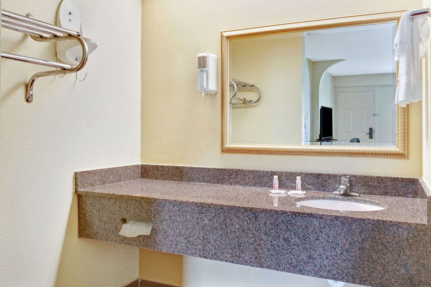 Days Inn & Suites By Wyndham Stockbridge South Atlanta 10/10