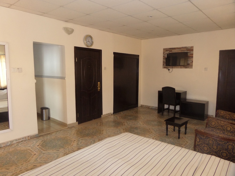 Ivory Suites 8/11
