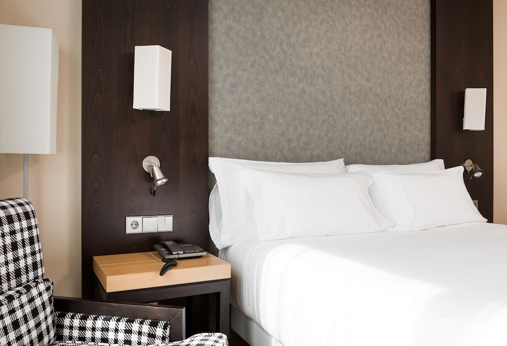 Adjoining, Family, 4 Beds، NH Valencia Center 8/8