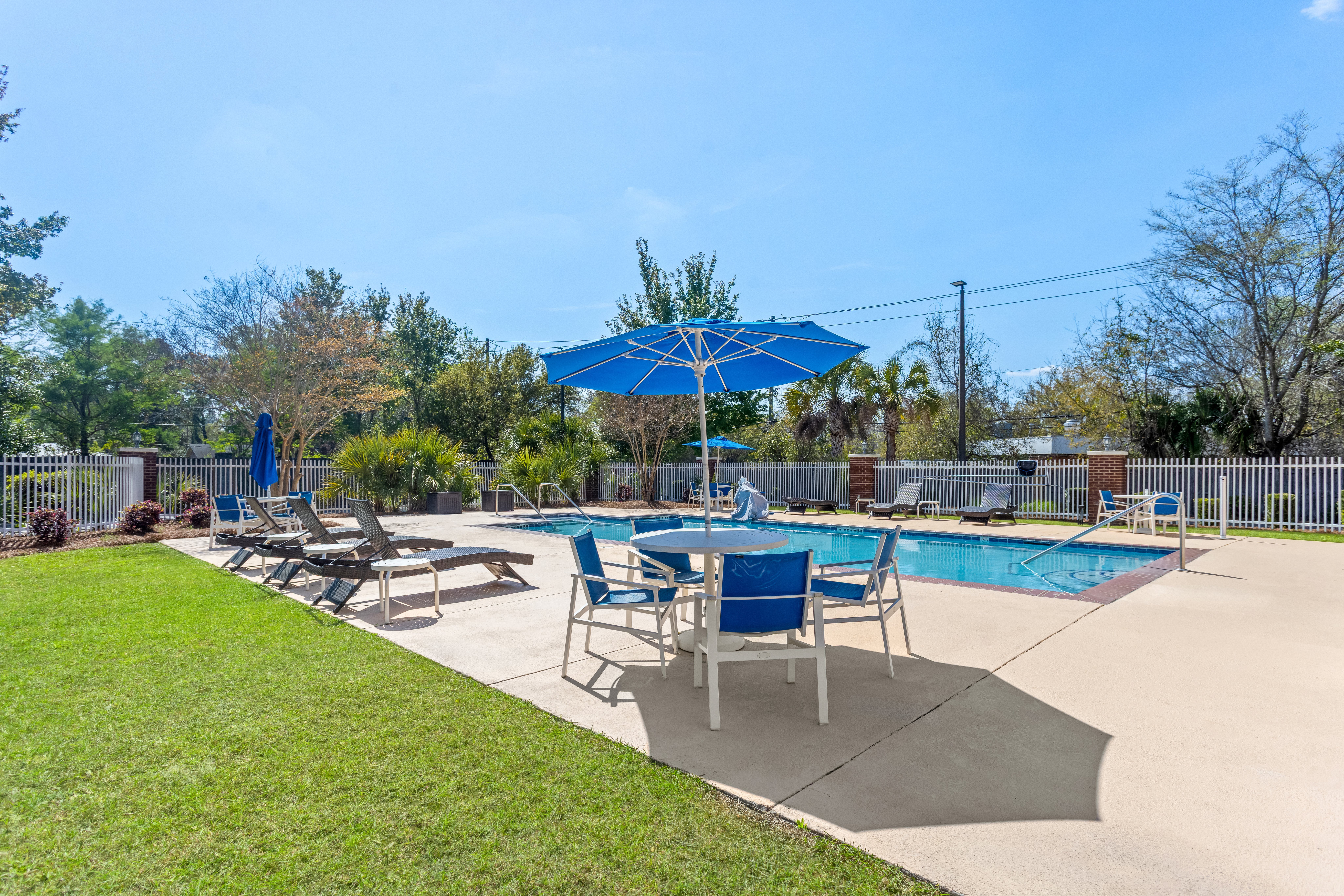 Holiday Inn Express Hotel Suites Savannah Midtown 74/81